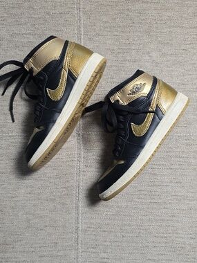 Nike Air Jordan Kids Sneakers Black and Gold 1Y